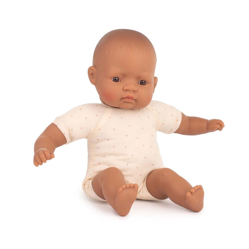 Păpușile Miniland: păpușă latino-americană, 32 cm, cu corp moale din material textil, în cutie cadou, natur.