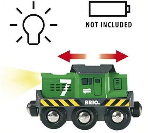 BRIO World 33214 Locomotivă de marfă cu baterie - Locomotivă verde cu faruri frontale - Recomandată de la 3 ani
