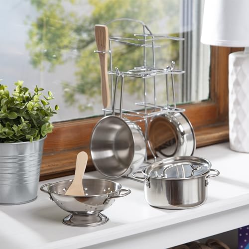 Set de oale din oțel inoxidabil Melissa & Doug, 8 piese, cu sită, oală cu capac, 2 tigăi, lingură de lemn și spatulă, pentru copii de la 3 ani.