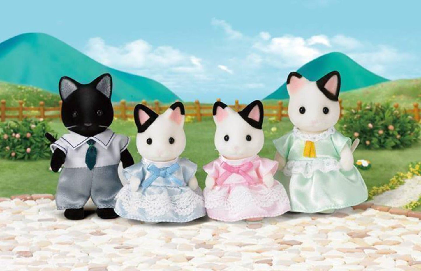 Familia de Pisici Tuxedo Sylvanian L5181 - Figurine pentru Casa de Păpuși