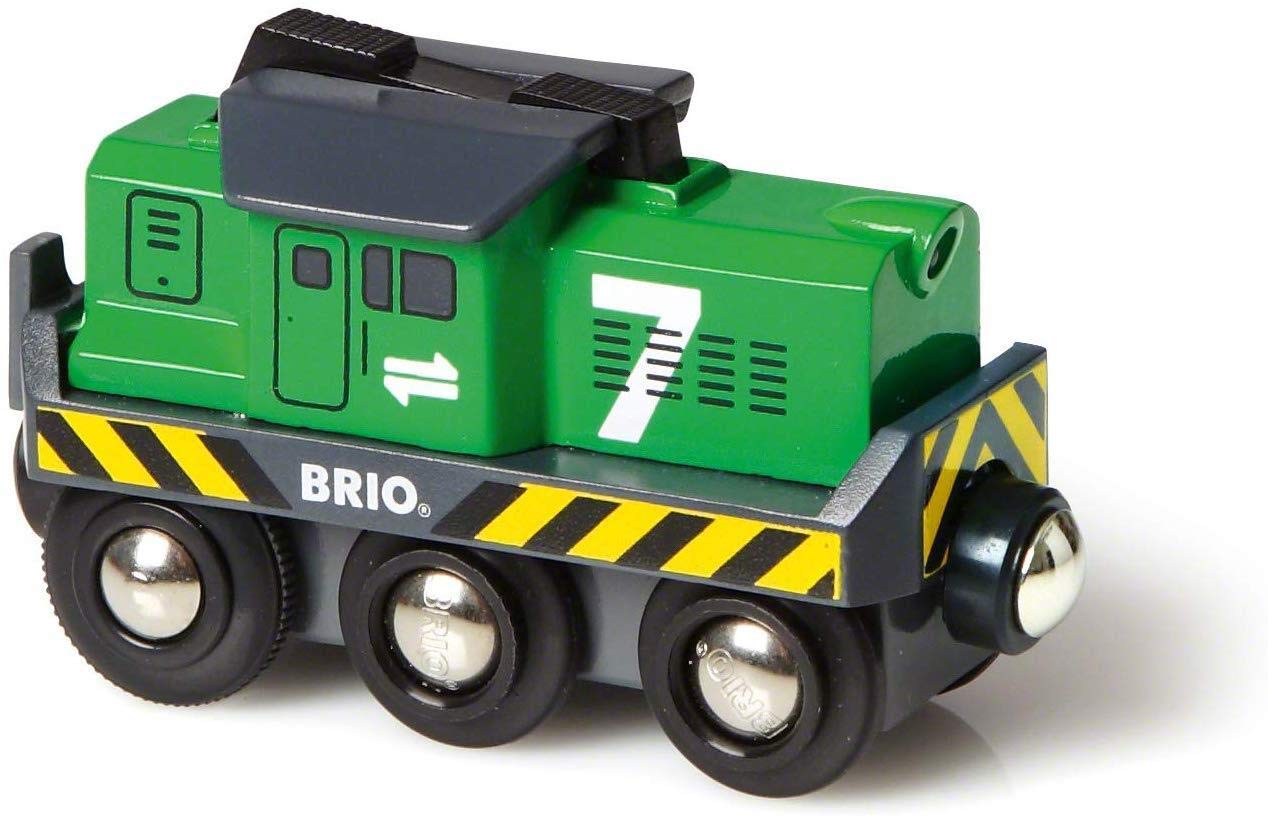 BRIO World 33214 Locomotivă de marfă cu baterie - Locomotivă verde cu faruri frontale - Recomandată de la 3 ani