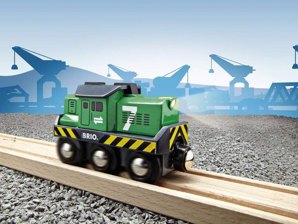 BRIO World 33214 Locomotivă de marfă cu baterie - Locomotivă verde cu faruri frontale - Recomandată de la 3 ani