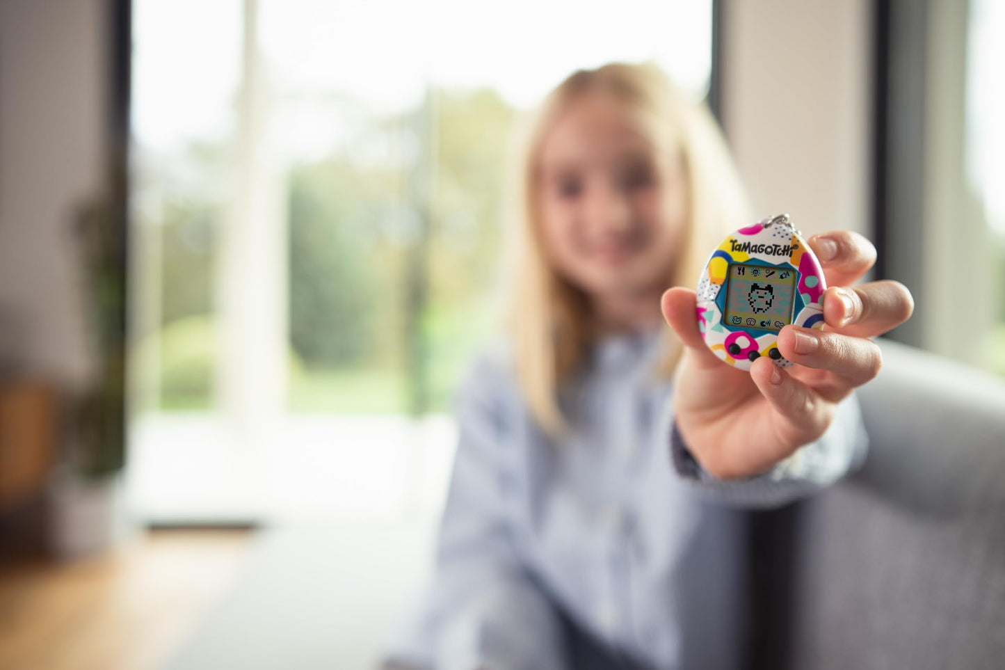 Bandai - Tamagotchi - Tamagotchi Original - Stil Memphis - Animal virtual electronic cu ecran color, 3 butoane și jocuri - Animal interactiv - Jucărie pentru copii de la 8 ani - 42957