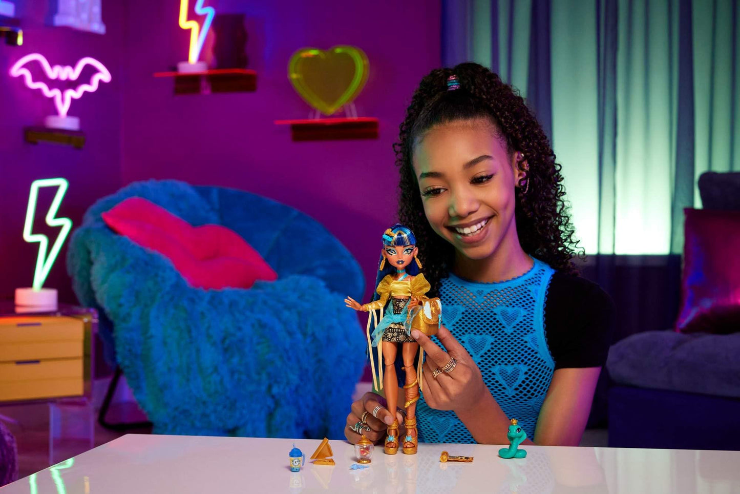Monster High Cleo De Nile Păpușă în bluză aurie și fustă multilayer, include animal de companie Kobra Hissette și accesorii precum rucsac, gustare și rolă de hârtie, HXH74