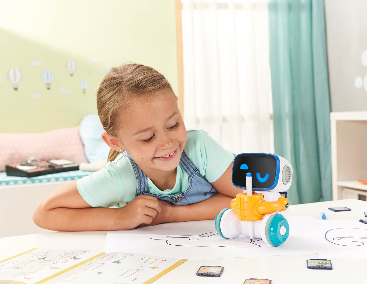 VTech Codi, robotul malefic inteligent – prieten interactiv care se mișcă singur și desenează cu stiloul din mână – pentru copii de 4-8 ani
