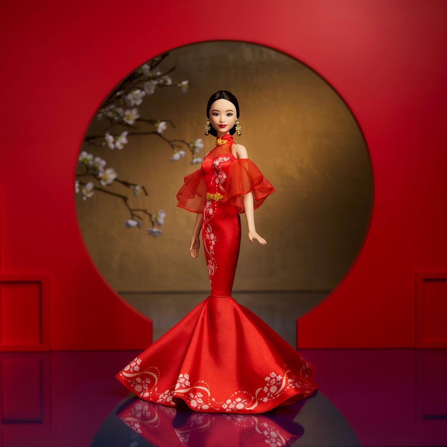 Barbie Anul Nou Lunar - Păpușa Barbie în Rochie Qipao cu Imprimare de Flori de Prun și Accesorii Aurii, Colecția Barbie Signature, JBJ11
