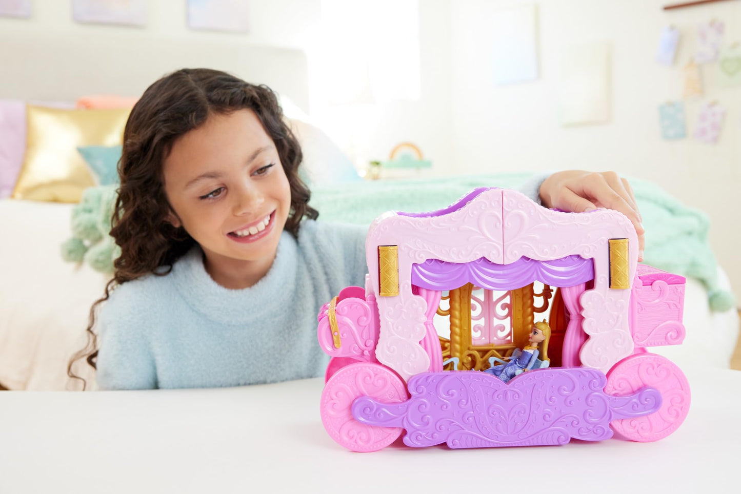 Set de joacă Mattel Disney Prințesă cu trăsură către castel, păpușă Aurora, 3 niveluri, 6 zone de joacă, 4 figurine, mobilier și accesorii HWX17