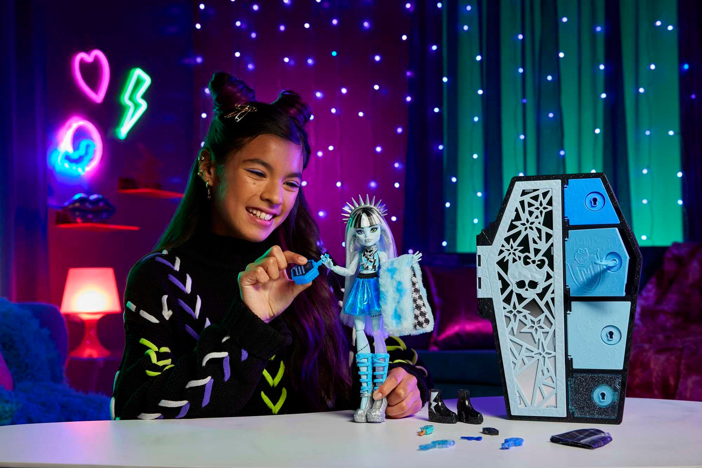 Păpușa Monster High Skulltimate Secrets Fearidescent Frankie Stein - Dulap cu peste 19 surprize, efect Color-Reveal, pentru copii de la 6 ani, HNF75