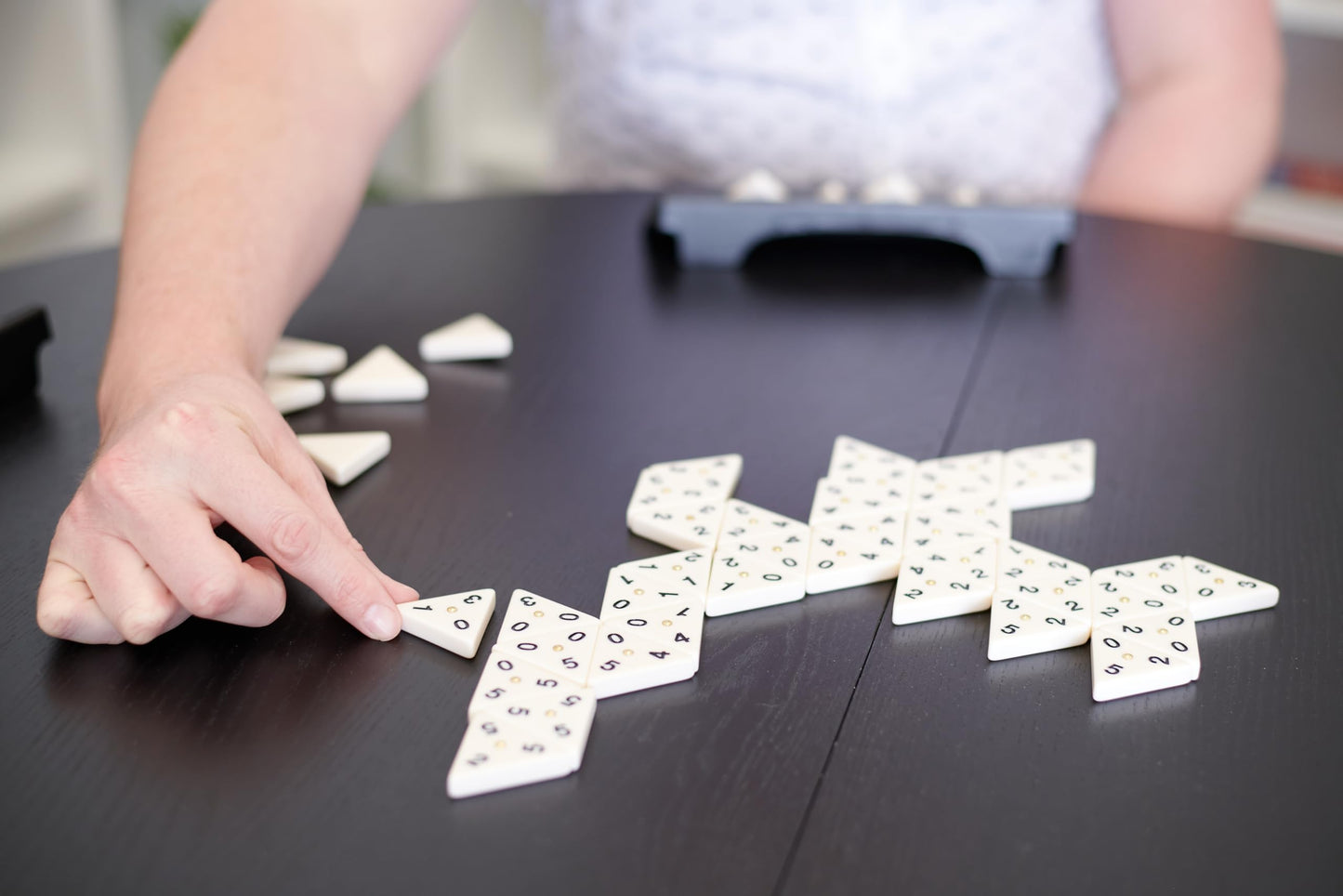 Triominos Original Goliath - Joc de strategie și gândire cu domino triunghiular, pentru 2-4 jucători, vârsta 6+, joc de familie, 30 minute, clasic de 50 de ani.
