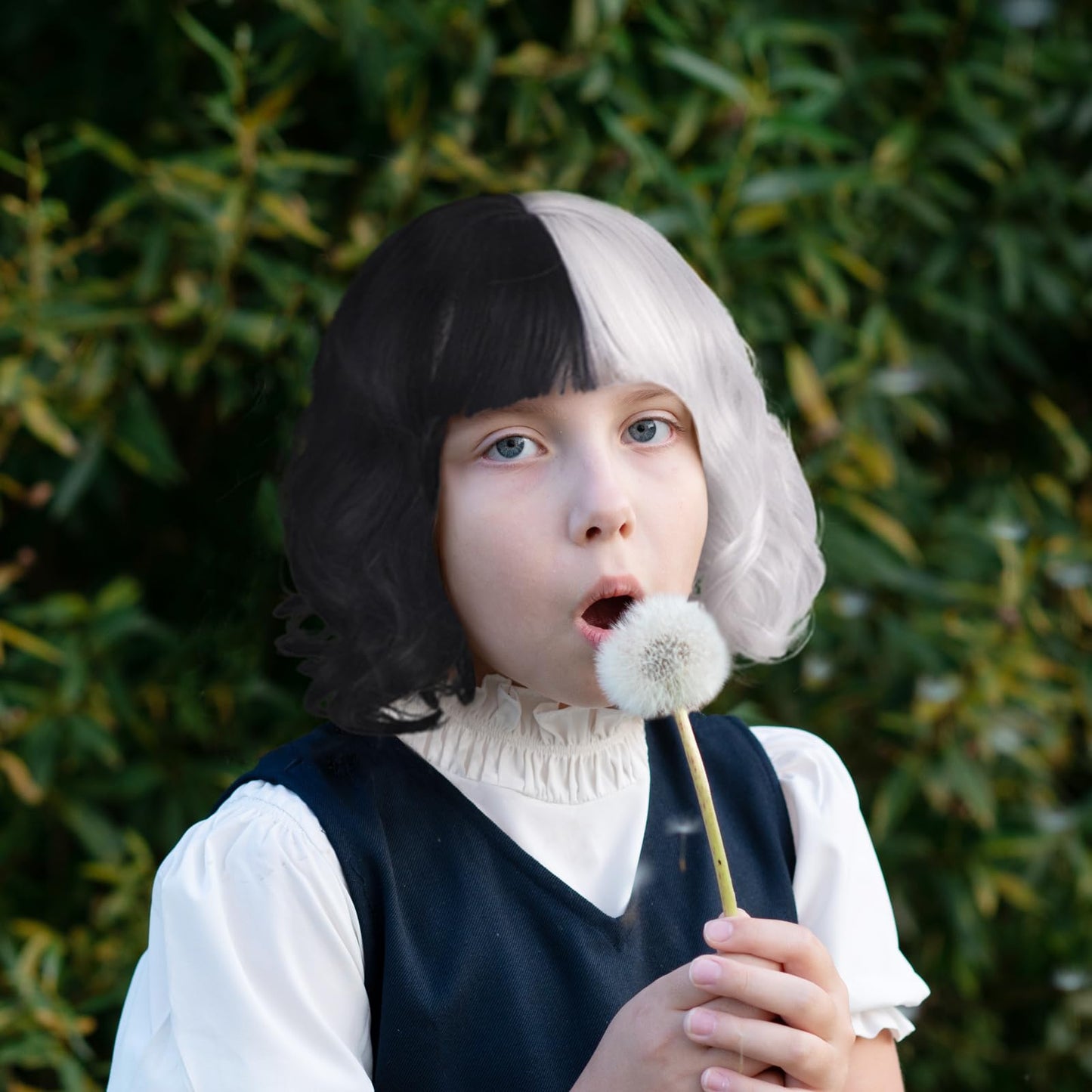 Peruca Cruella Deville pentru copii - jumătate neagră, jumătate albă, scurtă, cu agrafă, ideală pentru cosplay, Halloween, carnaval și petreceri tematice.