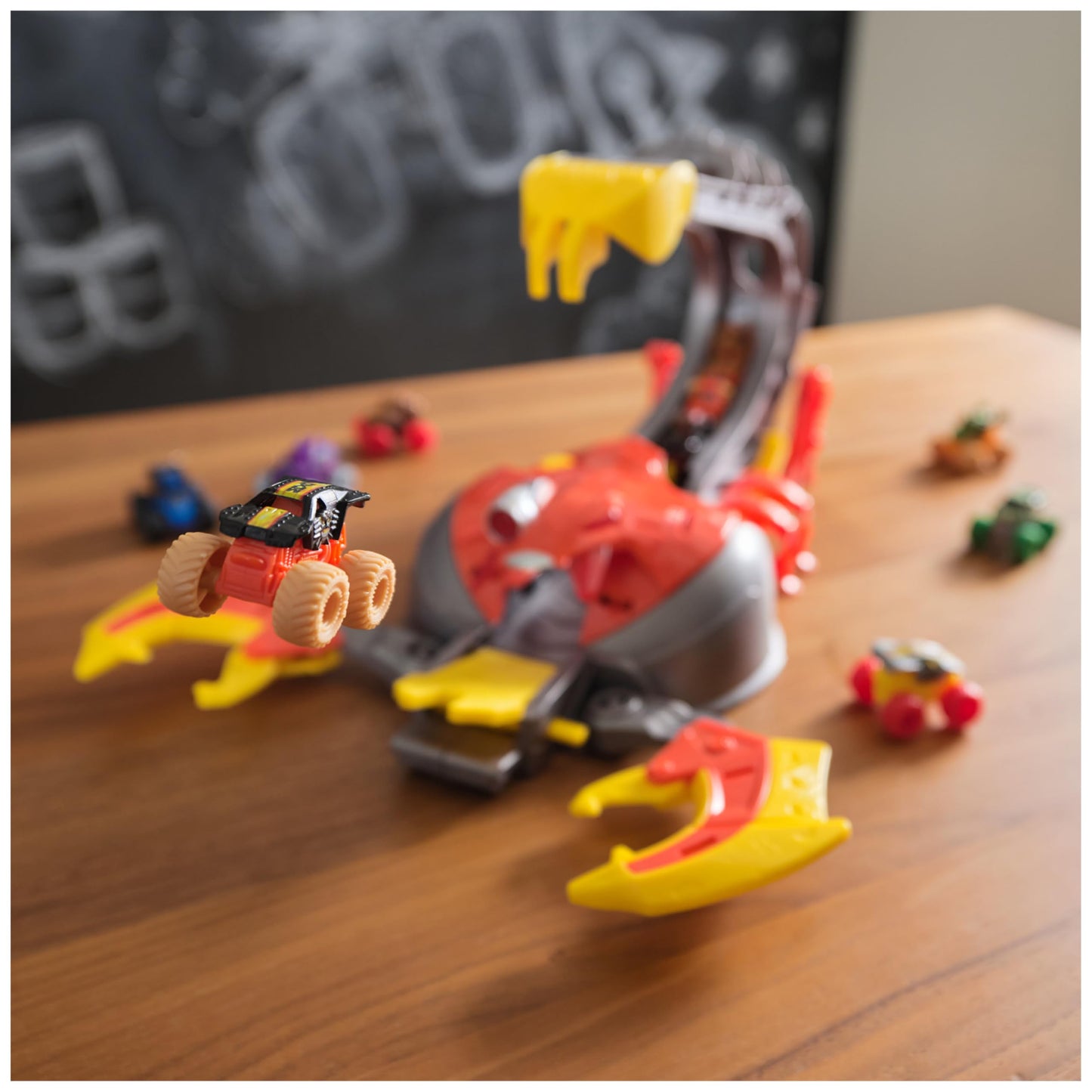 Monster Jam, Set de Joacă Venom Velocity Scorpion EL Toro Loco, Rampă cu Accelerare Electronică, Mini-Trucks EL Toro Loco și Max-D 1:87, pentru copii de la 3 ani
