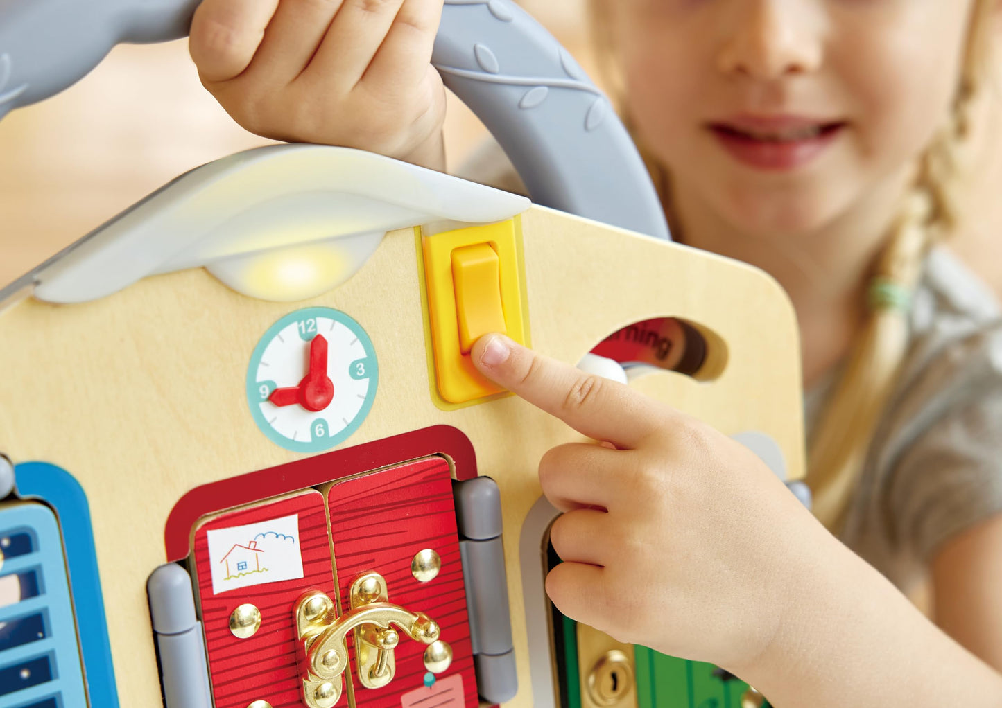 Placa activa din lemn HaPe International - Blocați și învățați, Joc de Motricitate, Jucărie Educațională, de la 3 Ani