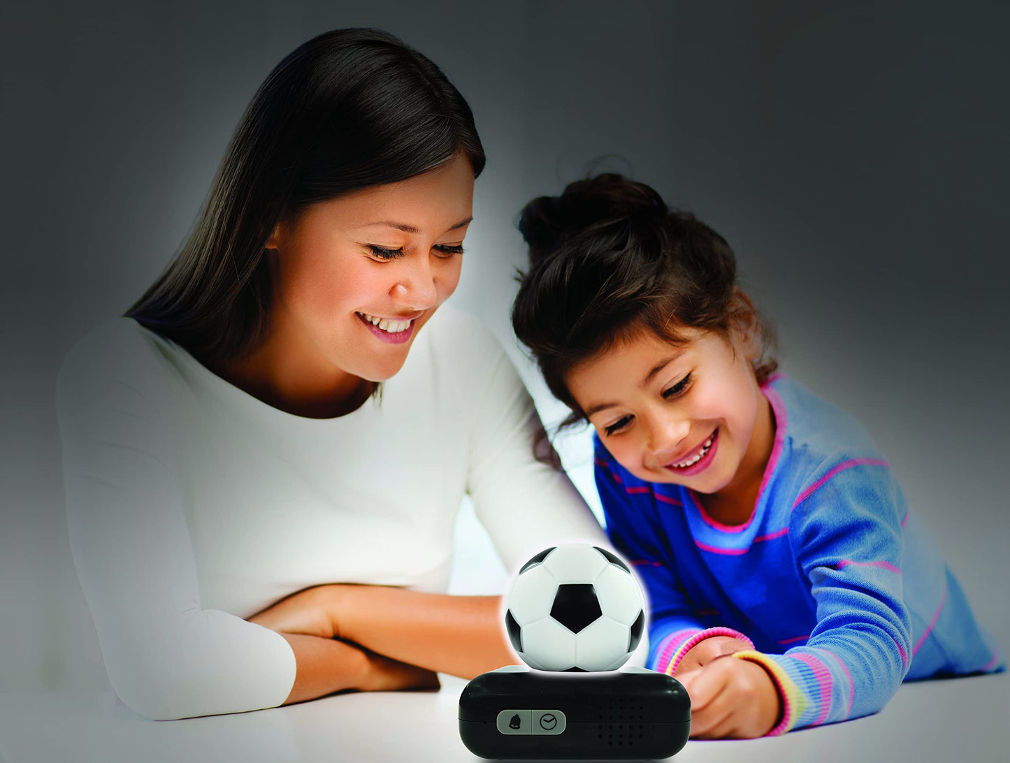 Ceas deșteptător Lexibook cu tematică fotbal, sunete și melodii, ecran LCD cu iluminare de fundal, afișaj luminos, funcție de snooze, negru/alb, model RL800FO