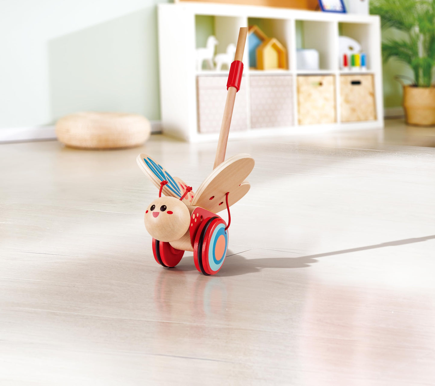 Hape Jucărie de impins Fluture cu aripi mobile din lemn