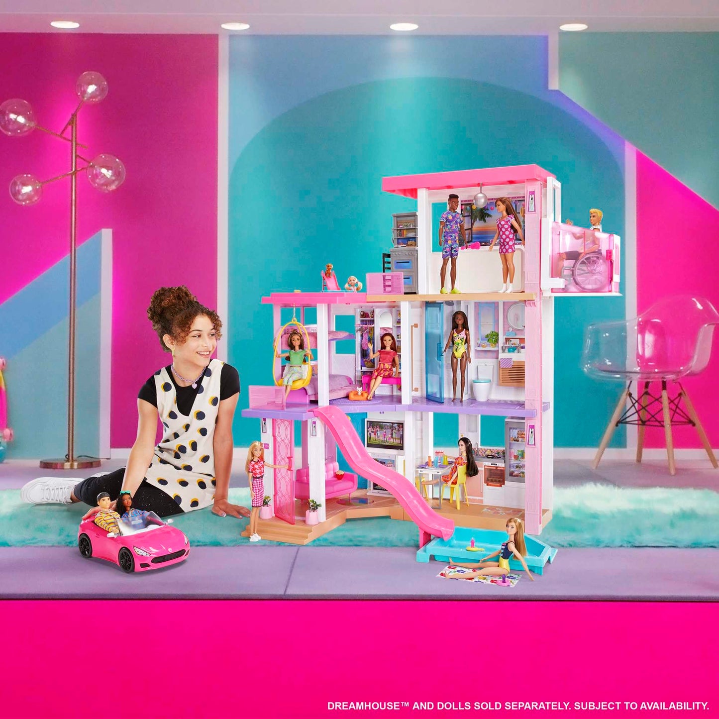 Barbie HBT92 - Mașină decapotabilă roz cu roți mobile și detalii realiste, 2 locuri, jucărie cadou pentru copii de la 3 ani.