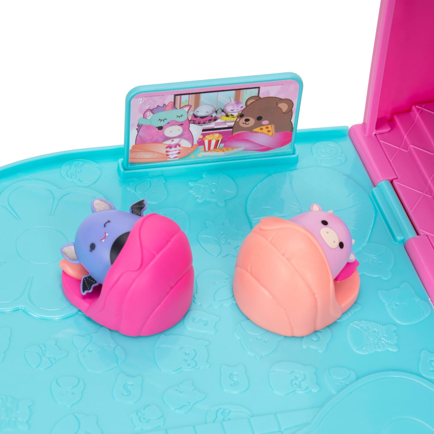 Squish-a-longs SQAL0037 Set de joacă portabil Party Pack cu 3 figurine Mini-Squish de 2,5 cm și 9 accesorii de mobilier pentru colecționat și schimbat de la Squishmallows de la 6 ani
