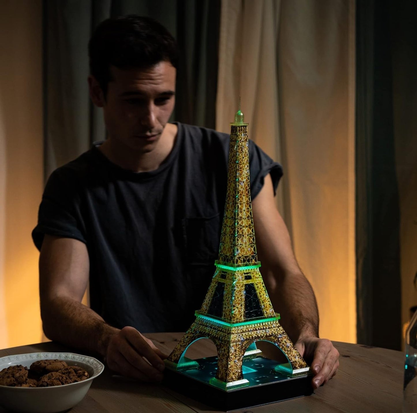 Puzzle 3D Ravensburger 12579 - Turnul Eiffel Night Edition - Model 3D iluminat cu LED, de construit - Recomandat de la 10 ani
