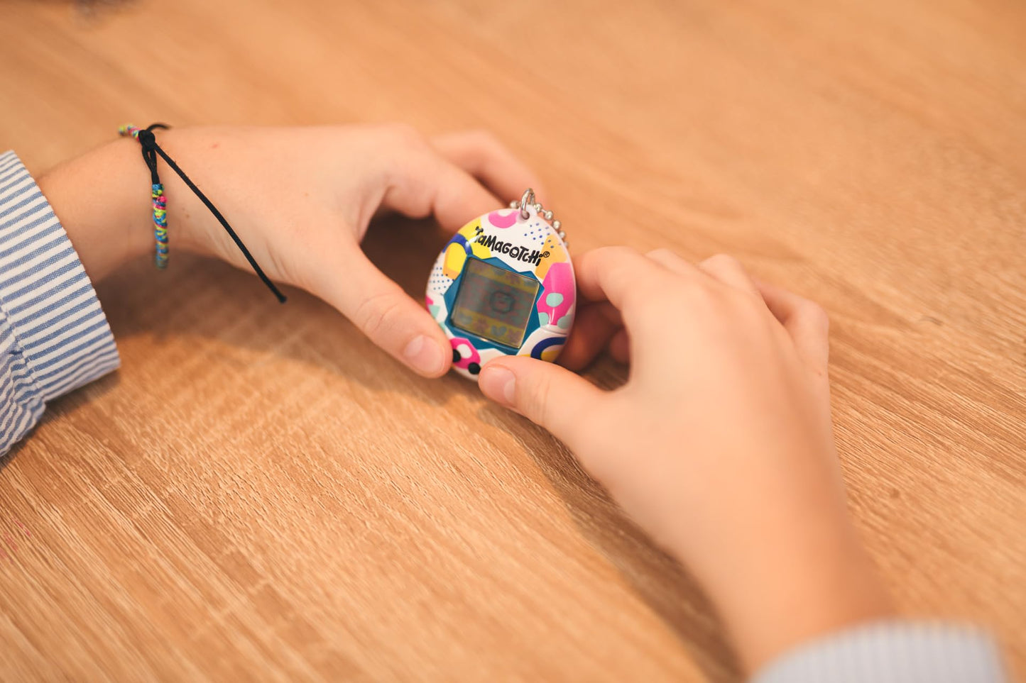 Bandai - Tamagotchi - Tamagotchi Original - Stil Memphis - Animal virtual electronic cu ecran color, 3 butoane și jocuri - Animal interactiv - Jucărie pentru copii de la 8 ani - 42957