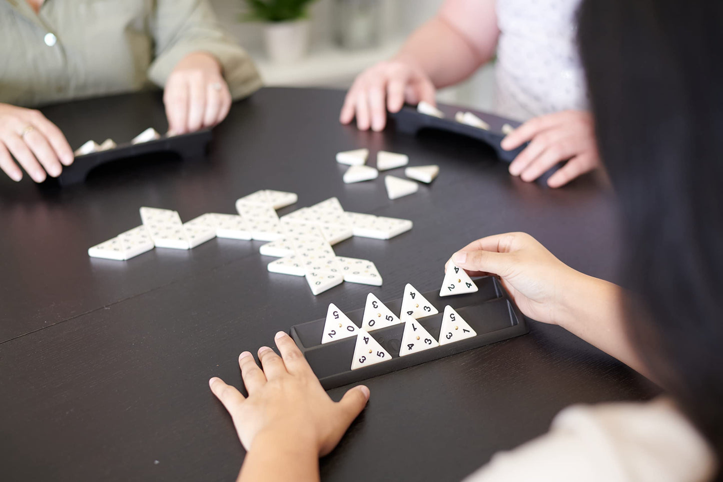 Triominos Original Goliath - Joc de strategie și gândire cu domino triunghiular, pentru 2-4 jucători, vârsta 6+, joc de familie, 30 minute, clasic de 50 de ani.