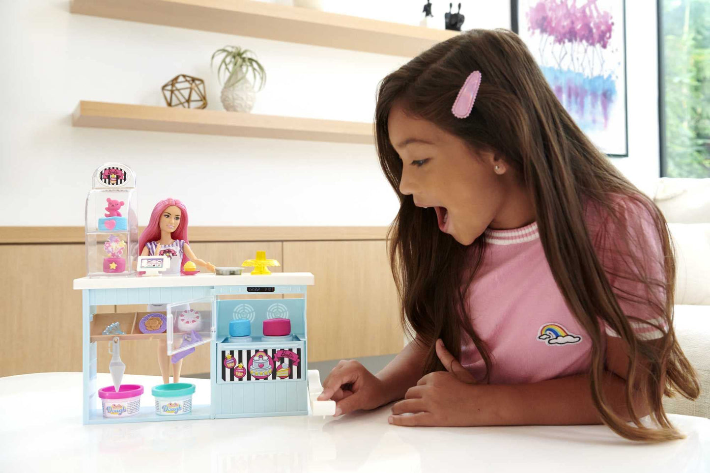 Barbie și Cofetăria ei - Păpușă cu Păr Fantezie, Magazin, Set de Plastilină și Accesorii de Jucărie, Cadou pentru Fete și Băieți +3 Ani, Multicolor (Mattel HGB73)