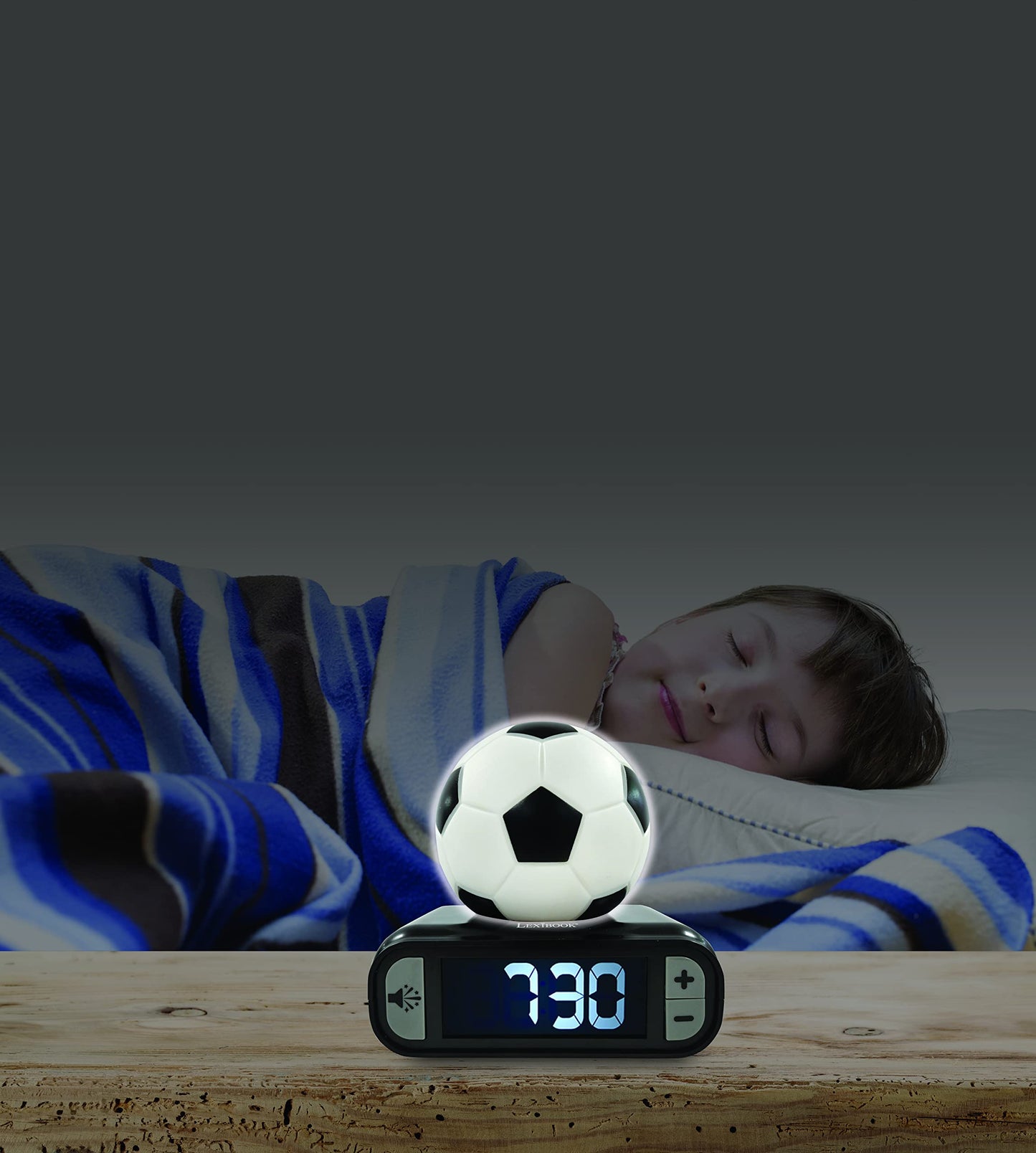 Ceas deșteptător Lexibook cu tematică fotbal, sunete și melodii, ecran LCD cu iluminare de fundal, afișaj luminos, funcție de snooze, negru/alb, model RL800FO