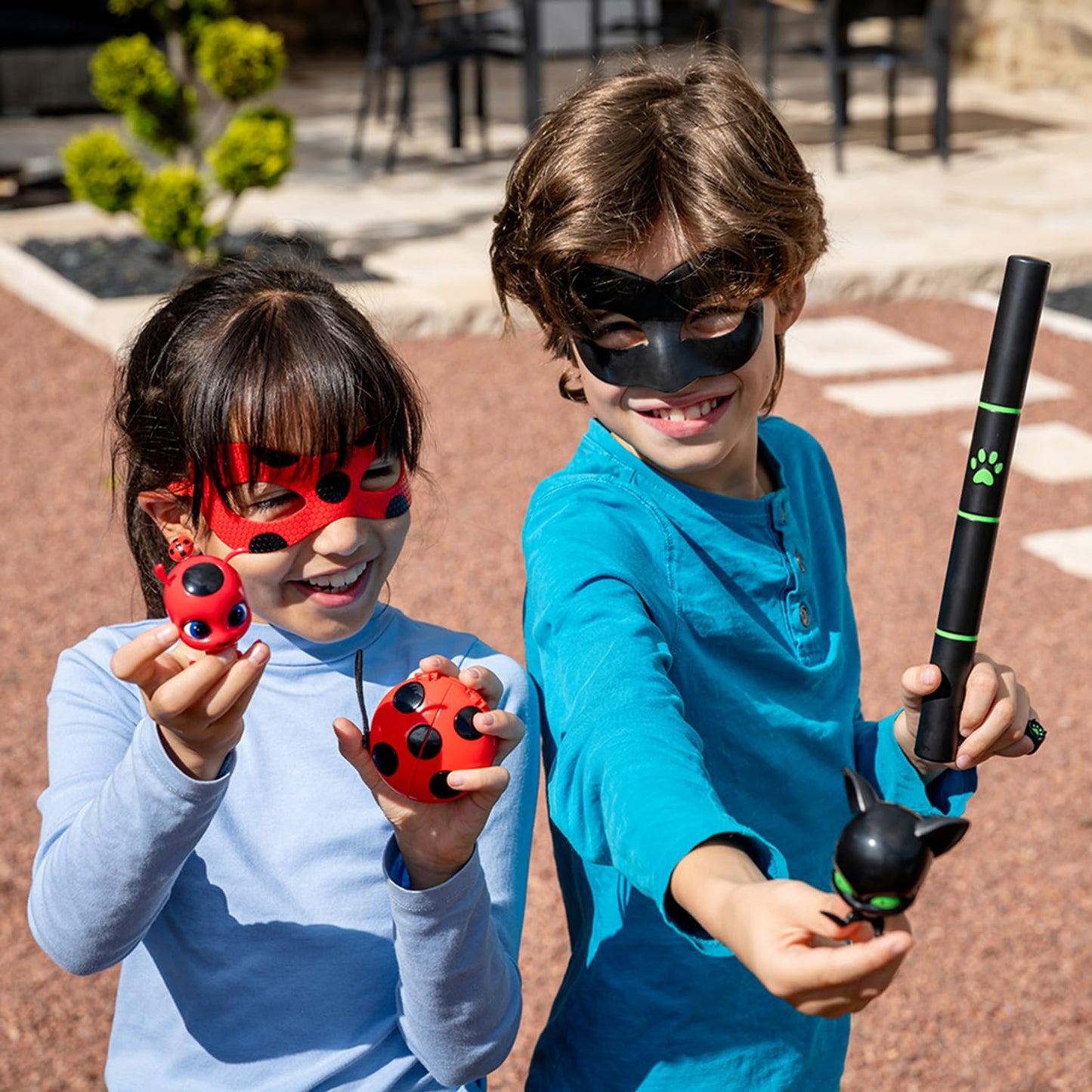 BANDAI - Miraculous Buburuza - Set de Transformare - Costum Ladybug - Cutie cu Masca JoJo, Cercei Tikki și Kwami - Costum și Accesorii Miraculous - Jucărie pentru Copii de la 4 Ani - P50601