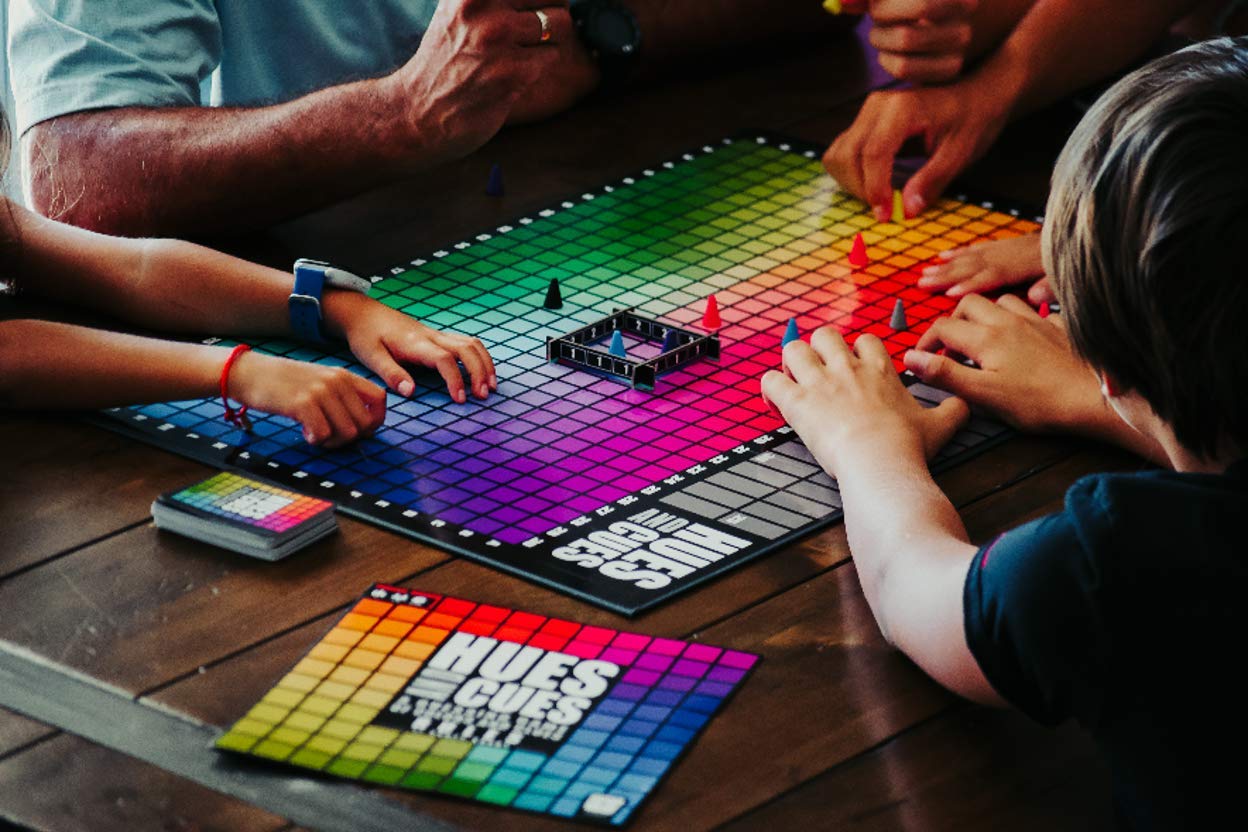 Hues and Cues – Joc de societate pentru seri de familie – Joc de petrecere – The OP Usaopoly – Pentru 3-10 jucători – Versiune în engleză