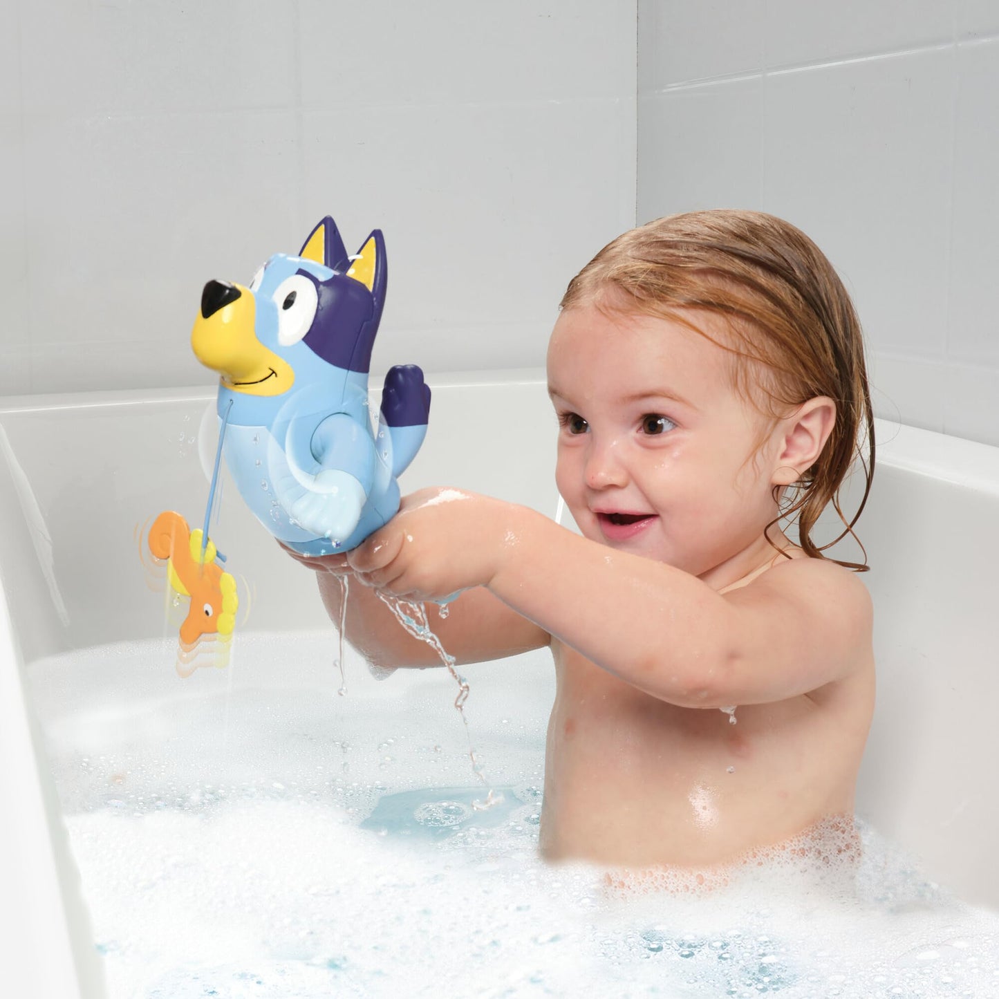Tomy Toomies Bluey Înotător - Jucărie de baie pentru copii cu șnur de tragere, cal de mare care înoată pe față și spate - Jucărie de apă - Jucărie de baie și piscină pentru +18 luni