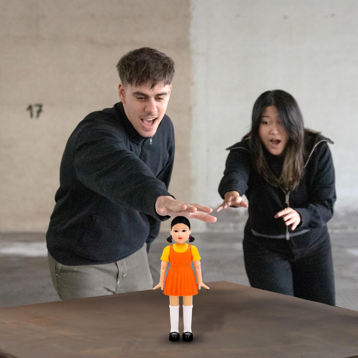 Puppet Young-Hee din Squid Game, seria Netflix, cu jocuri de lumină roșie și verde, păpușă electronică cu senzori de mișcare și ochi luminoși, joc pentru adulți de la 17 ani.