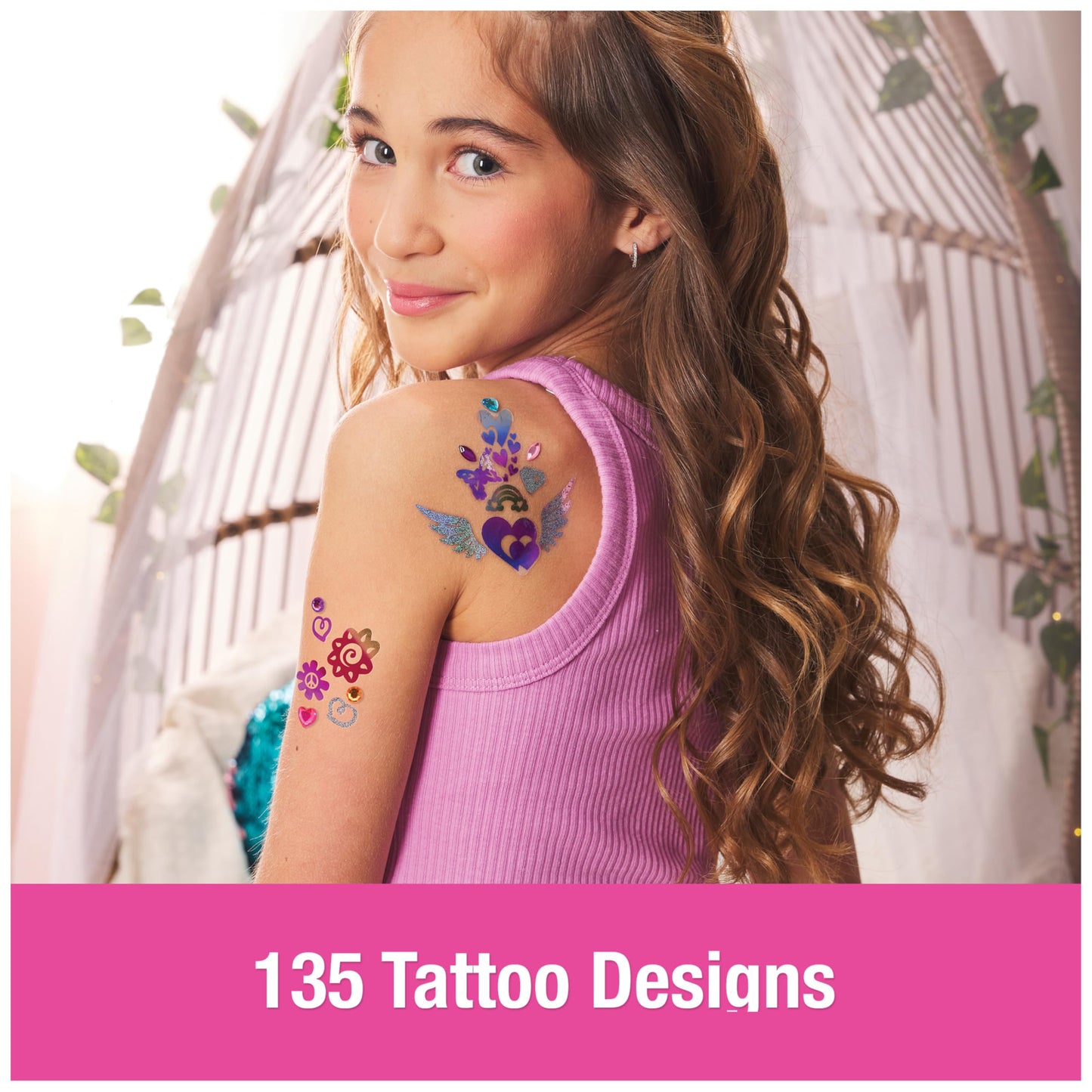 Cool MAKER Studio de Tatuaje Shimmer Me - Creează tatuaje strălucitoare cu folii metalice, cu 135 de modele de tatuaje și pietre decorative, pentru copii de la 7 ani.