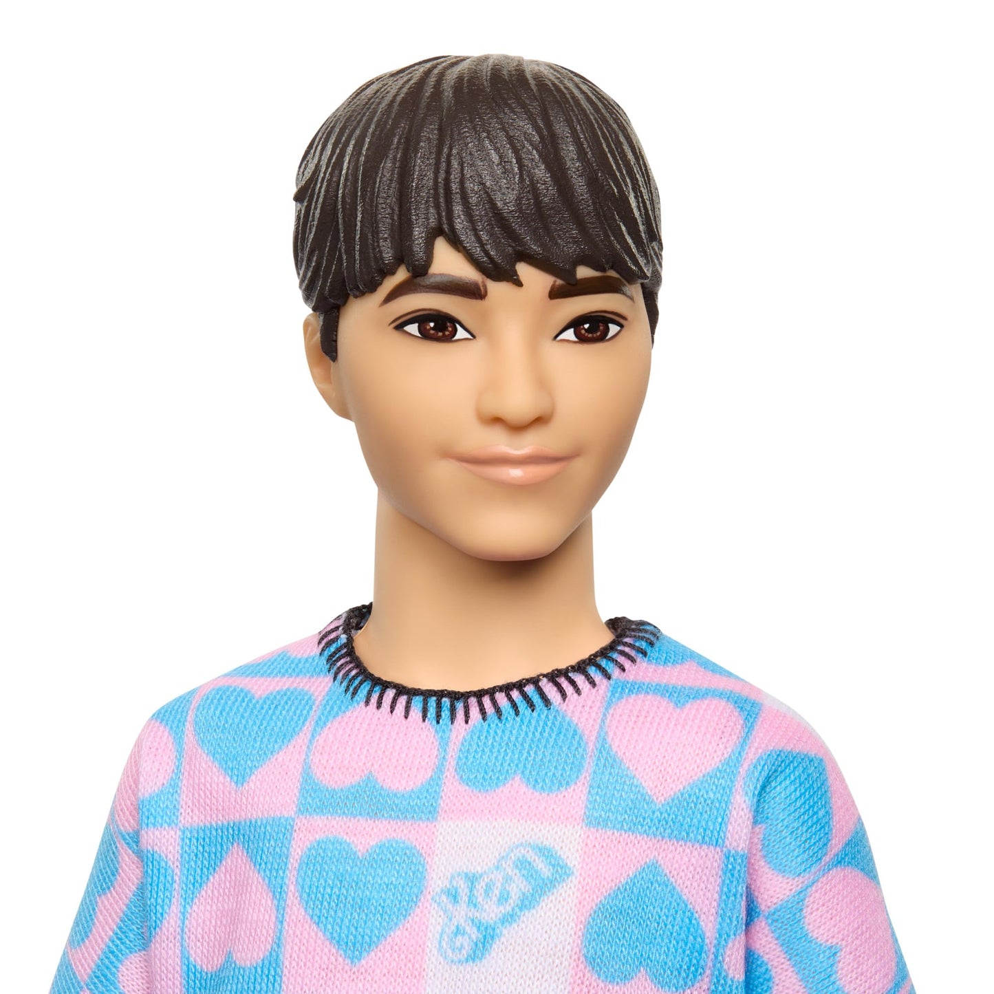 Ken Fashionistas Păpușă Nr. 219 cu corp suplu, cămașă cu mâneci lungi detașabilă cu model roz și albastru și pantaloni scurți roz, HRH24