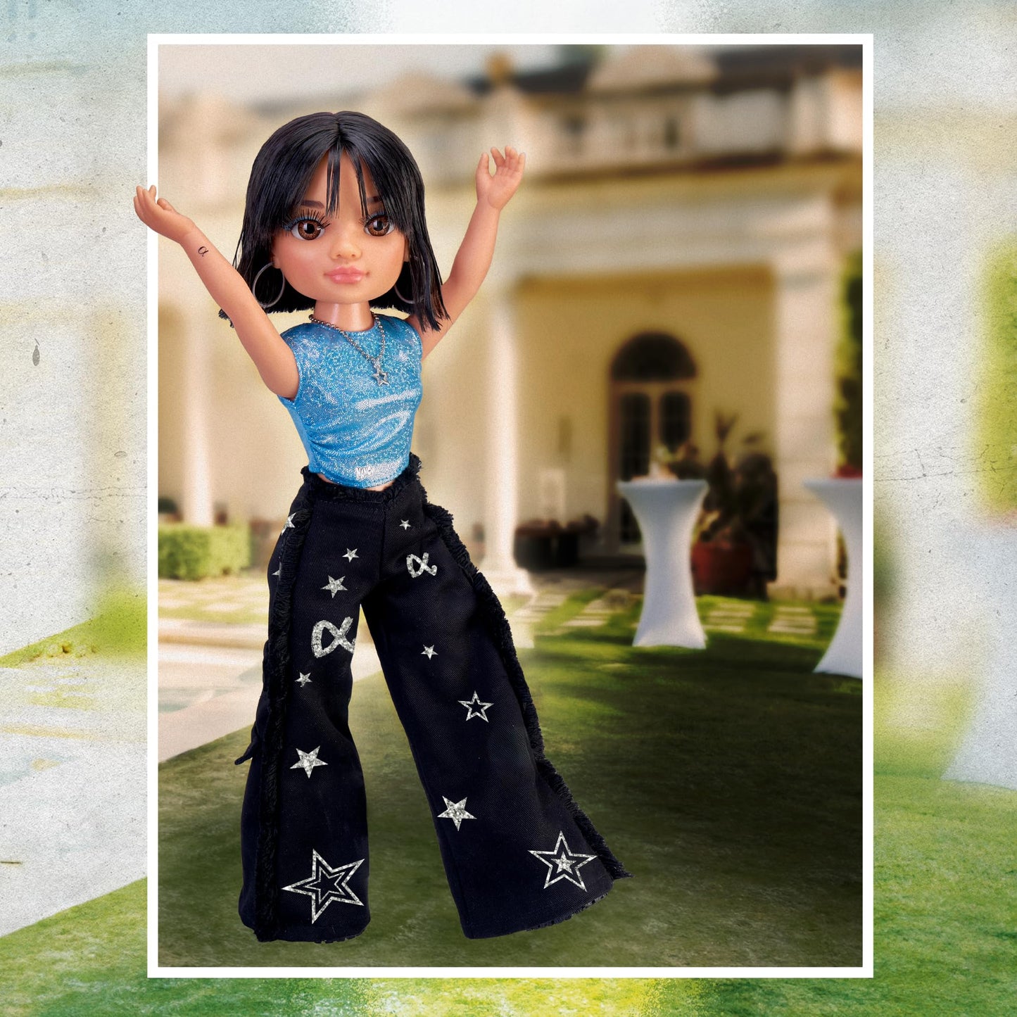 Nancy Aitana, păpușa ca artista, păr castaniu scurt cu breton, set Era Alpha de La Babys, cu accesorii și detalii autentice, pentru băieți și fete de la 3 ani, Famosa (NAC60000)