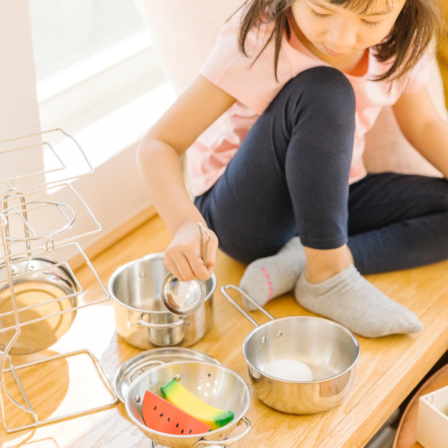 Set de oale din oțel inoxidabil Melissa & Doug, 8 piese, cu sită, oală cu capac, 2 tigăi, lingură de lemn și spatulă, pentru copii de la 3 ani.
