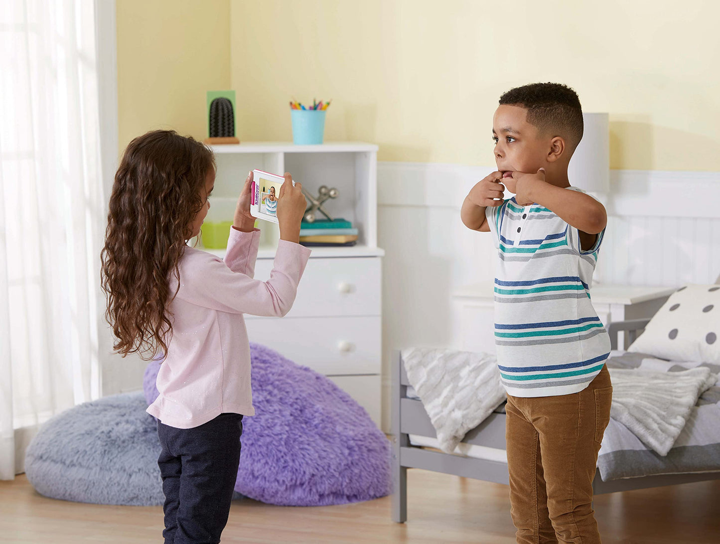 VTech Kidicom Advance 3.0 (Roz) - Jucărie educativă și dispozitiv de comunicare sigur pentru copii, cu e-book-uri, cameră, aplicații prietenoase și jocuri, potrivit pentru băieți și fete 4-7 ani.