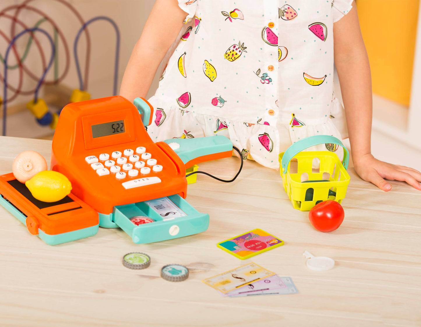 Casă de marcat pentru copii Battat cu scanner și sunet, jucărie interactivă, casă de marcat electronică pentru supermarket – cu accesorii magazin, bani și alimente, potrivită de la 3 ani.
