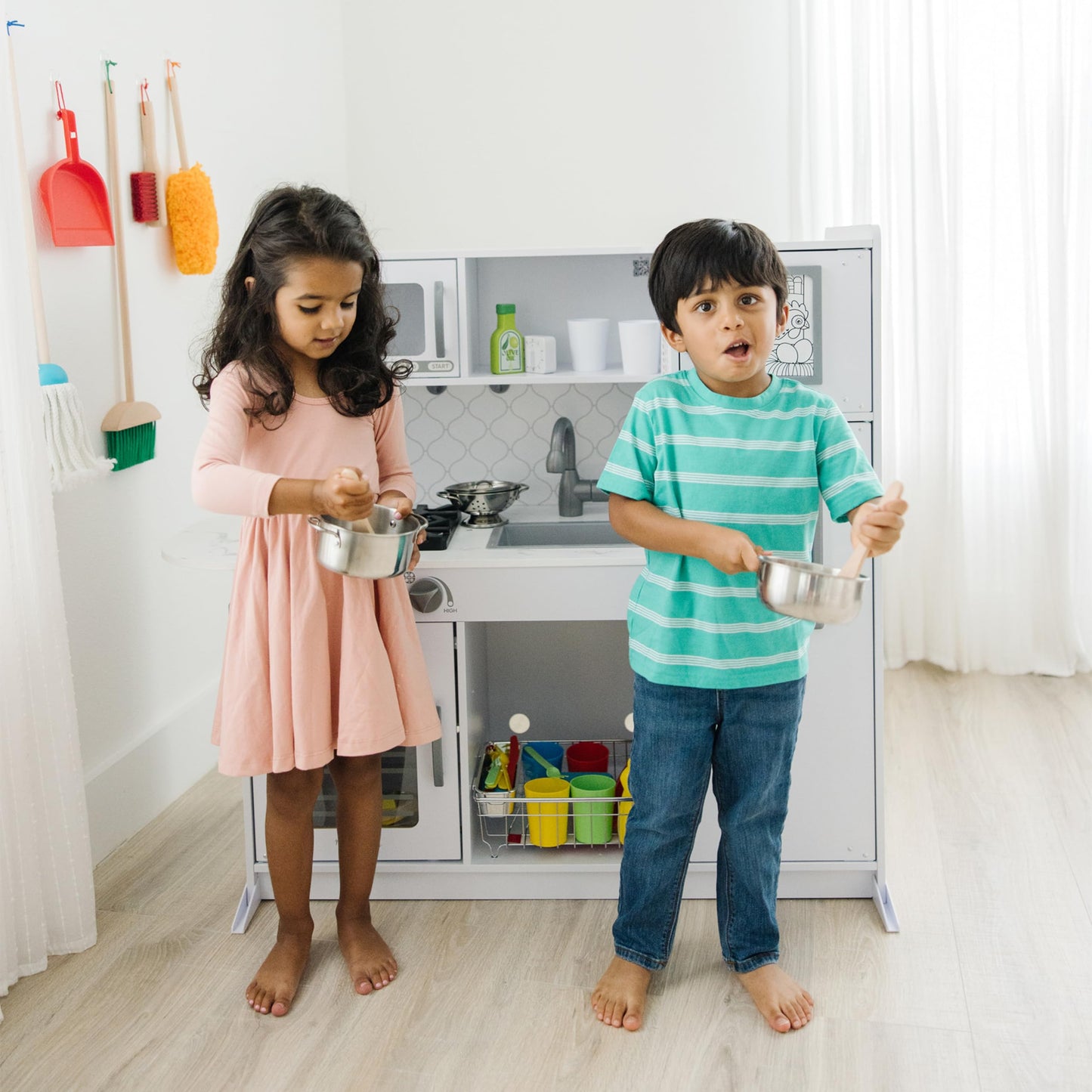 Set de oale din oțel inoxidabil Melissa & Doug, 8 piese, cu sită, oală cu capac, 2 tigăi, lingură de lemn și spatulă, pentru copii de la 3 ani.