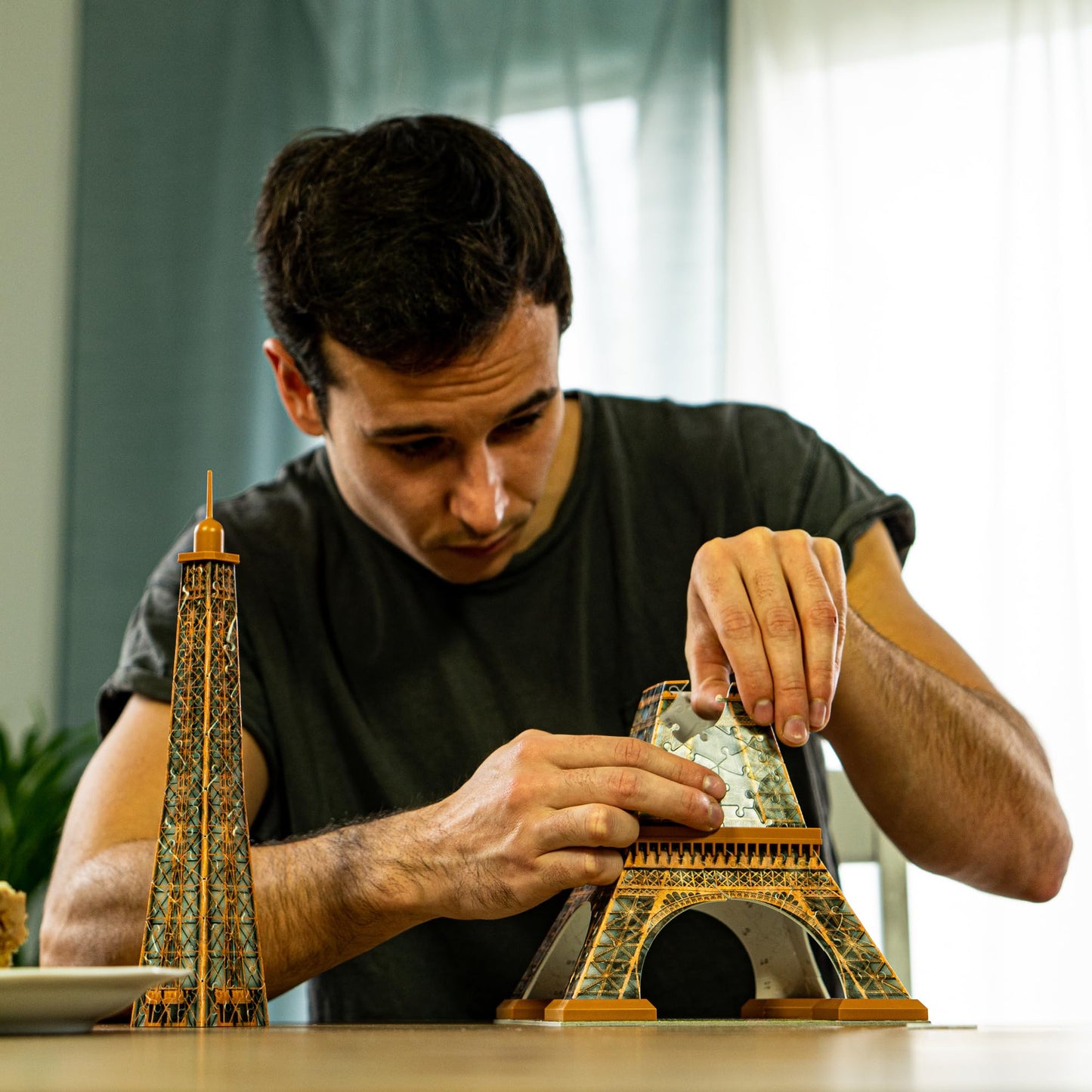 Puzzle 3D Ravensburger 12579 - Turnul Eiffel Night Edition - Model 3D iluminat cu LED, de construit - Recomandat de la 10 ani