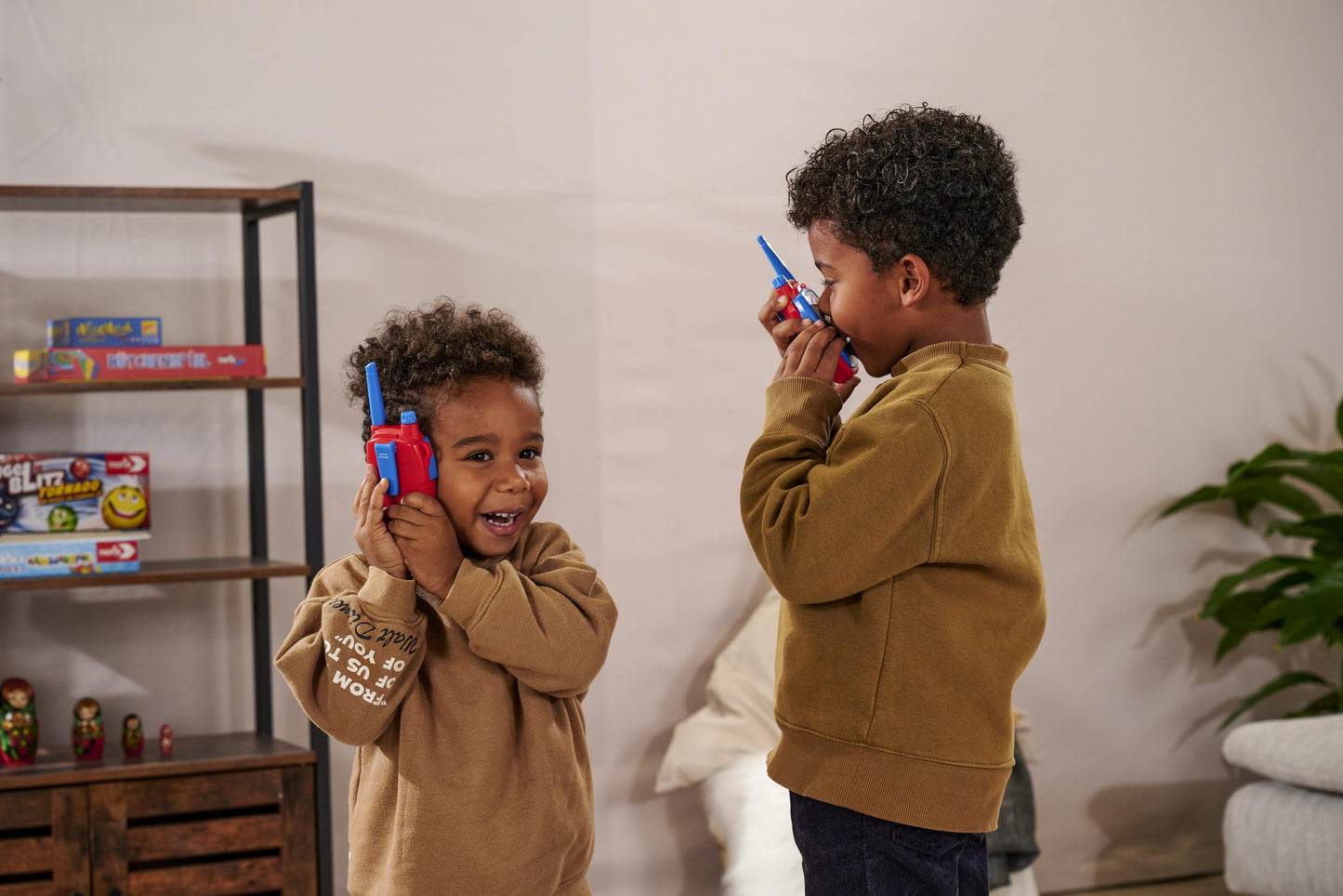 Walkie Talkie Jada Toys Marvel Spidey (2 buc) pentru copii de la 4 ani - Funkgeräte Marvel Spidey și Super-Friends, până la 100 m distanță, cu reducerea zgomotului.