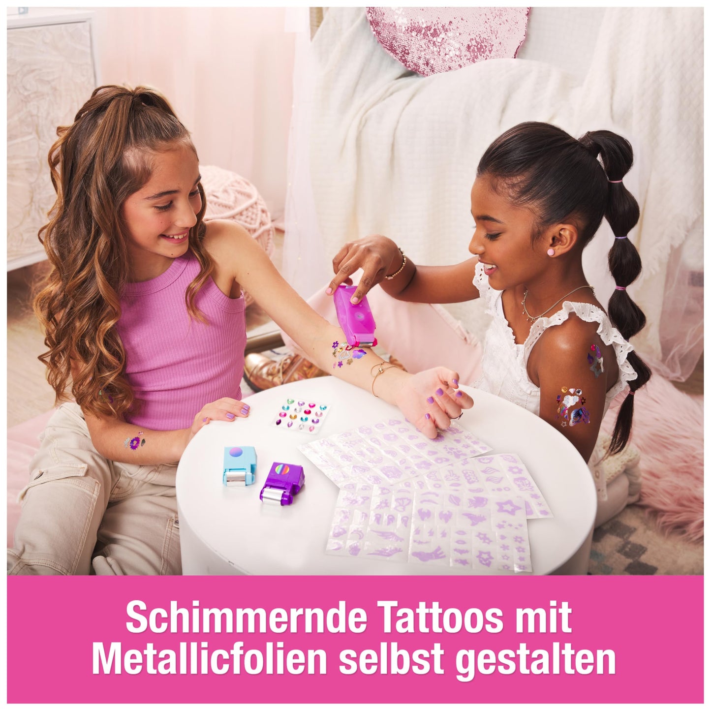 Cool MAKER Studio de Tatuaje Shimmer Me - Creează tatuaje strălucitoare cu folii metalice, cu 135 de modele de tatuaje și pietre decorative, pentru copii de la 7 ani.