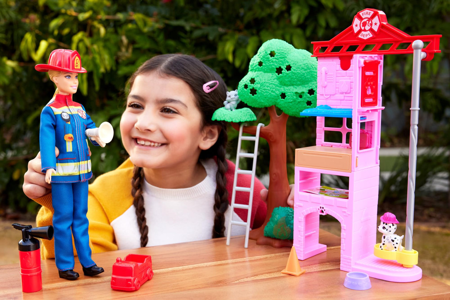 Păpușa Barbie - Carieră Pompier cu Set de Joacă: Stație de Pompieri, Copac, 2 Animale, Efect de Schimbare a Culorii și Peste 10 Accesorii, Inclusiv Extinctor cu Funcție de Stropire, Cod HRG55