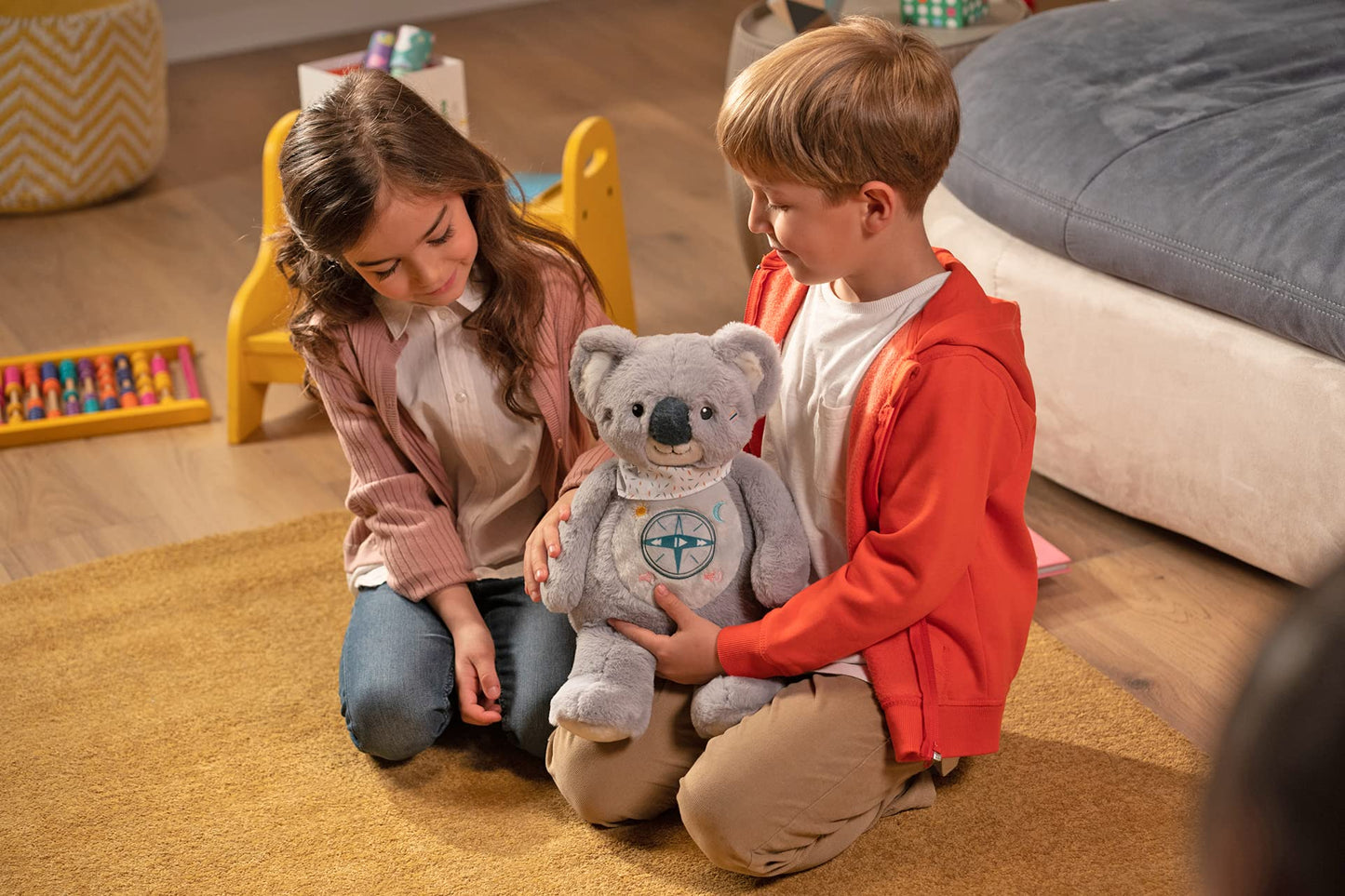 Jucării Gipsy – KWALY – Koala Povestitor Interactiv – Pluș Vorbitor – Versiune Franceză – 2 Ore de Povești Minunate pentru Copii de 2 până la 8 Ani, Gri
