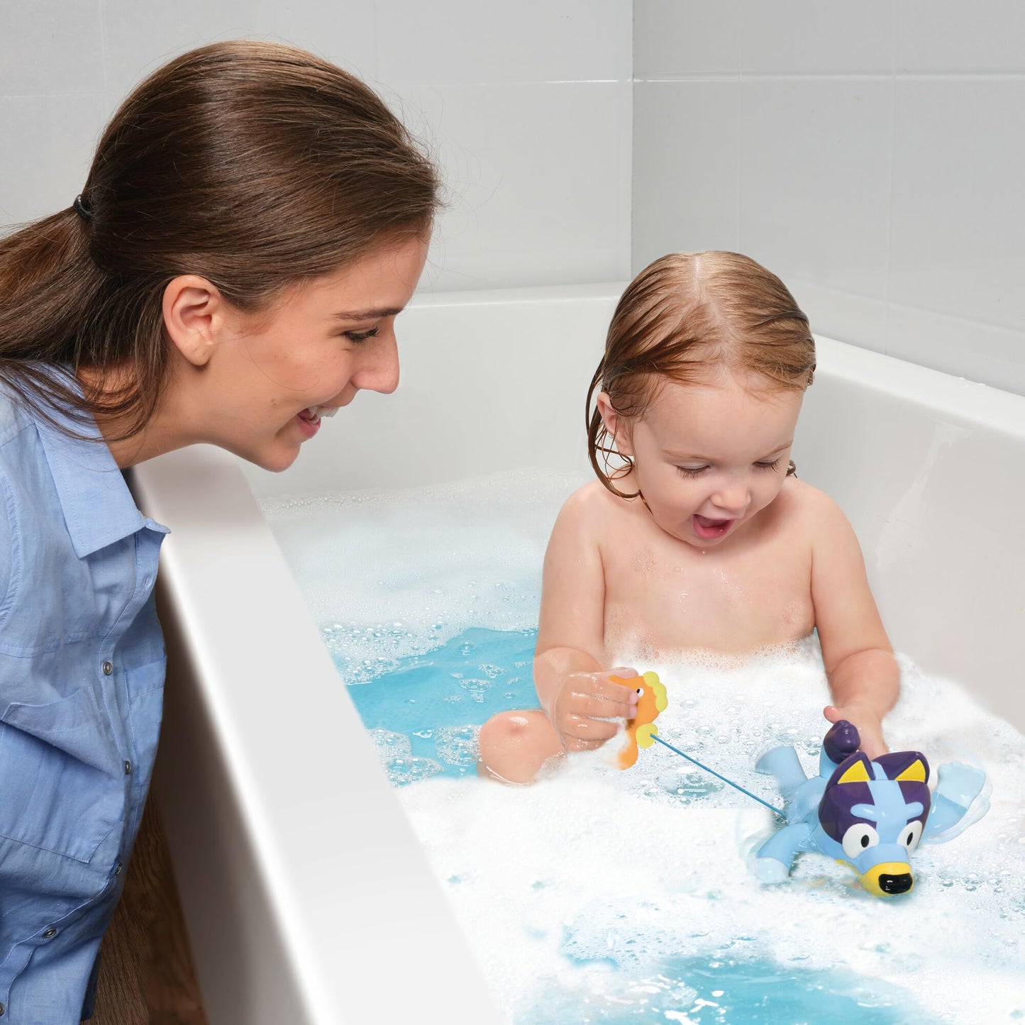 Tomy Toomies Bluey Înotător - Jucărie de baie pentru copii cu șnur de tragere, cal de mare care înoată pe față și spate - Jucărie de apă - Jucărie de baie și piscină pentru +18 luni