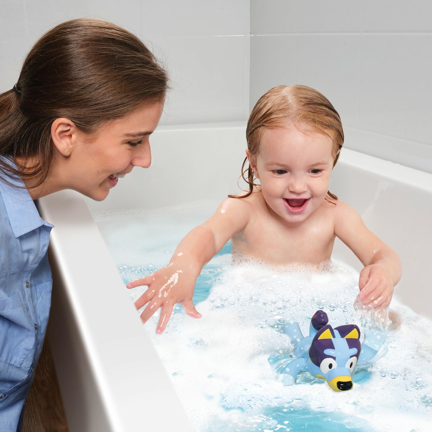 Tomy Toomies Bluey Înotător - Jucărie de baie pentru copii cu șnur de tragere, cal de mare care înoată pe față și spate - Jucărie de apă - Jucărie de baie și piscină pentru +18 luni