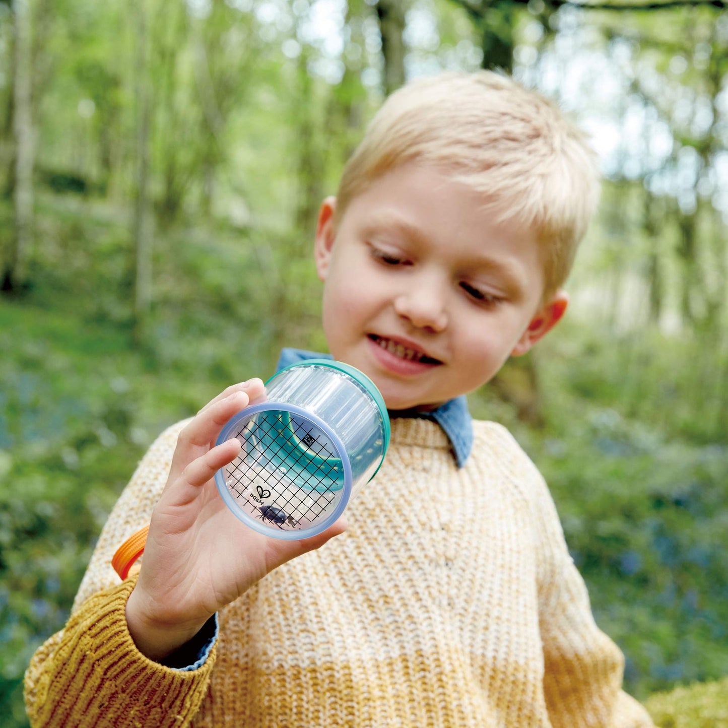 Hape Nature Fun Paharel pentru Observarea Gândacilor cu Lupă - din Plastic Vegetal, Set Outdoor pentru Naturaliști pentru Observarea Gândacilor și Animalelor Mici, Paharel pentru Observarea Insectelor pentru Copii de la 4 Ani