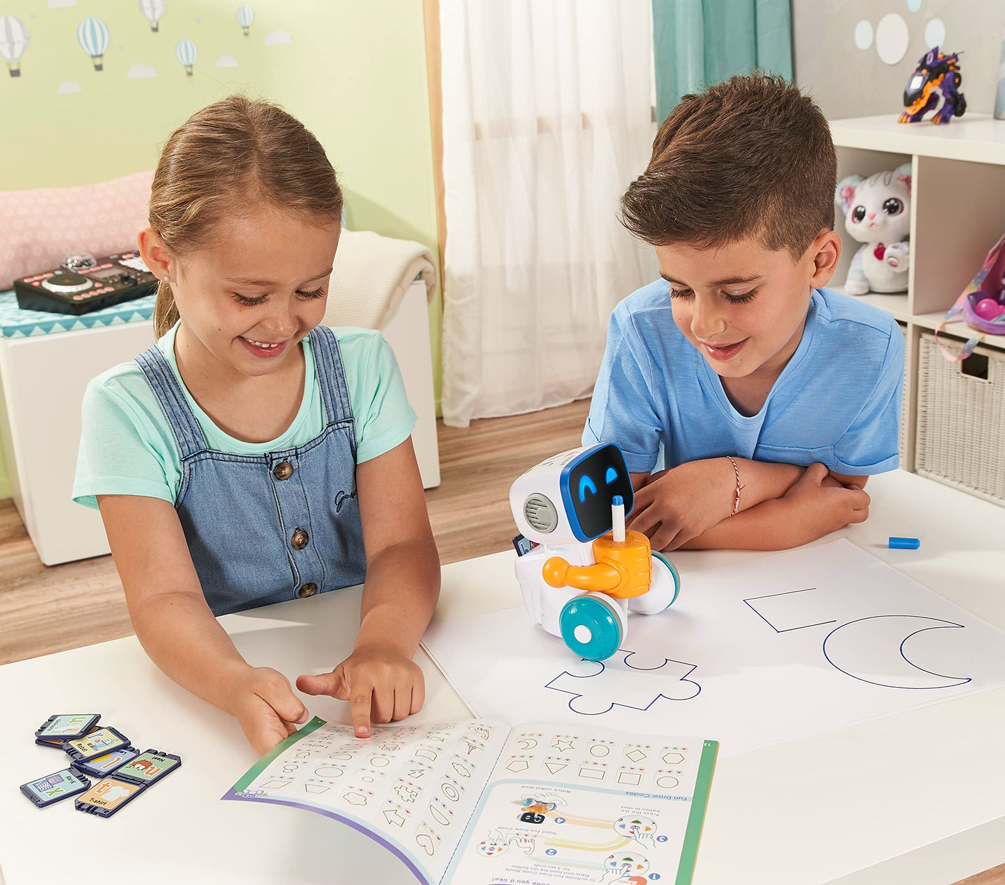 VTech Codi, robotul malefic inteligent – prieten interactiv care se mișcă singur și desenează cu stiloul din mână – pentru copii de 4-8 ani