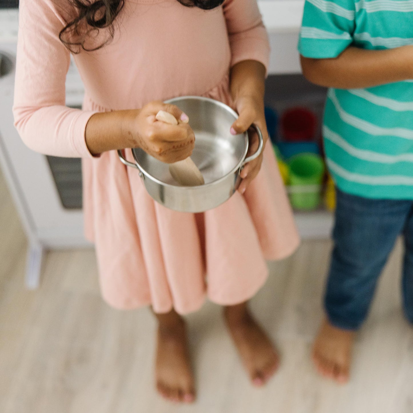 Set de oale din oțel inoxidabil Melissa & Doug, 8 piese, cu sită, oală cu capac, 2 tigăi, lingură de lemn și spatulă, pentru copii de la 3 ani.