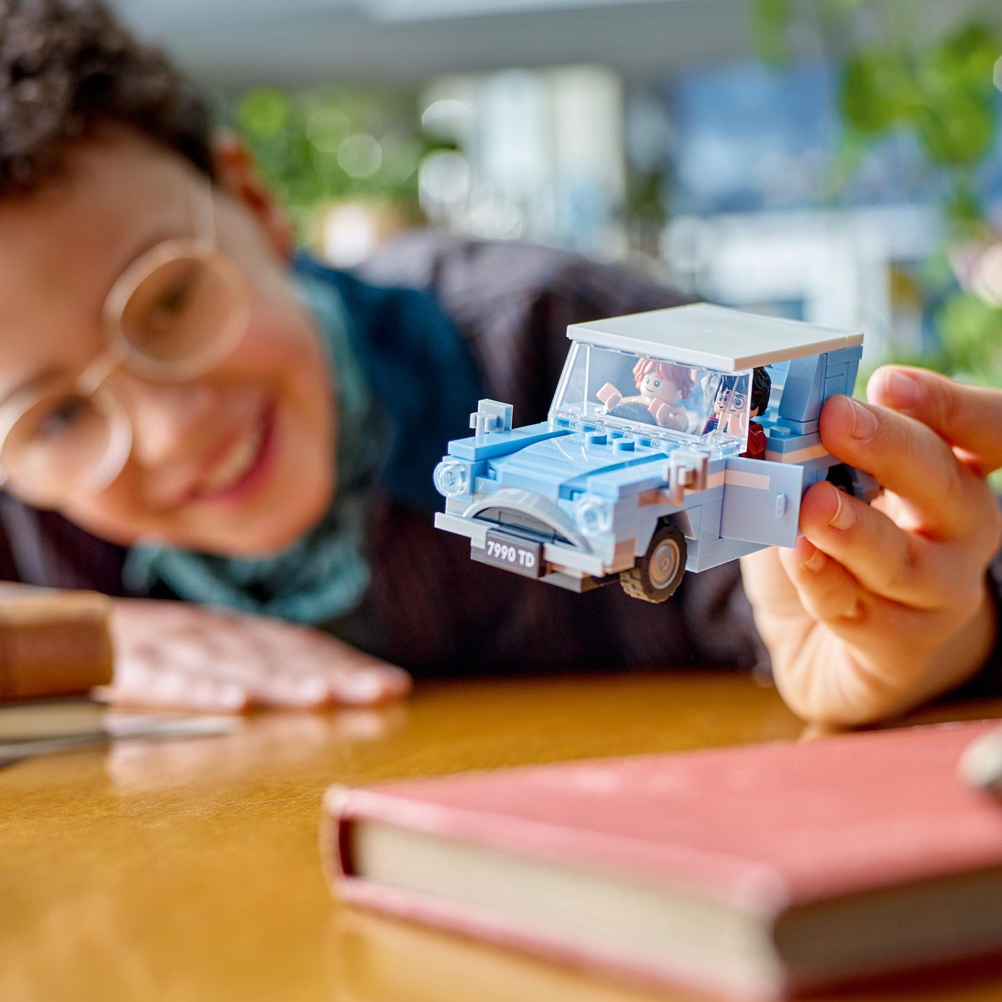 LEGO Harry Potter Ford Anglia Zburător, mașină de jucărie pentru copii, cadou pentru băieți, fete și fani de peste 7 ani, set cu 2 mini-figuri inclusiv Ron Weasley pentru jocuri de rol 76424