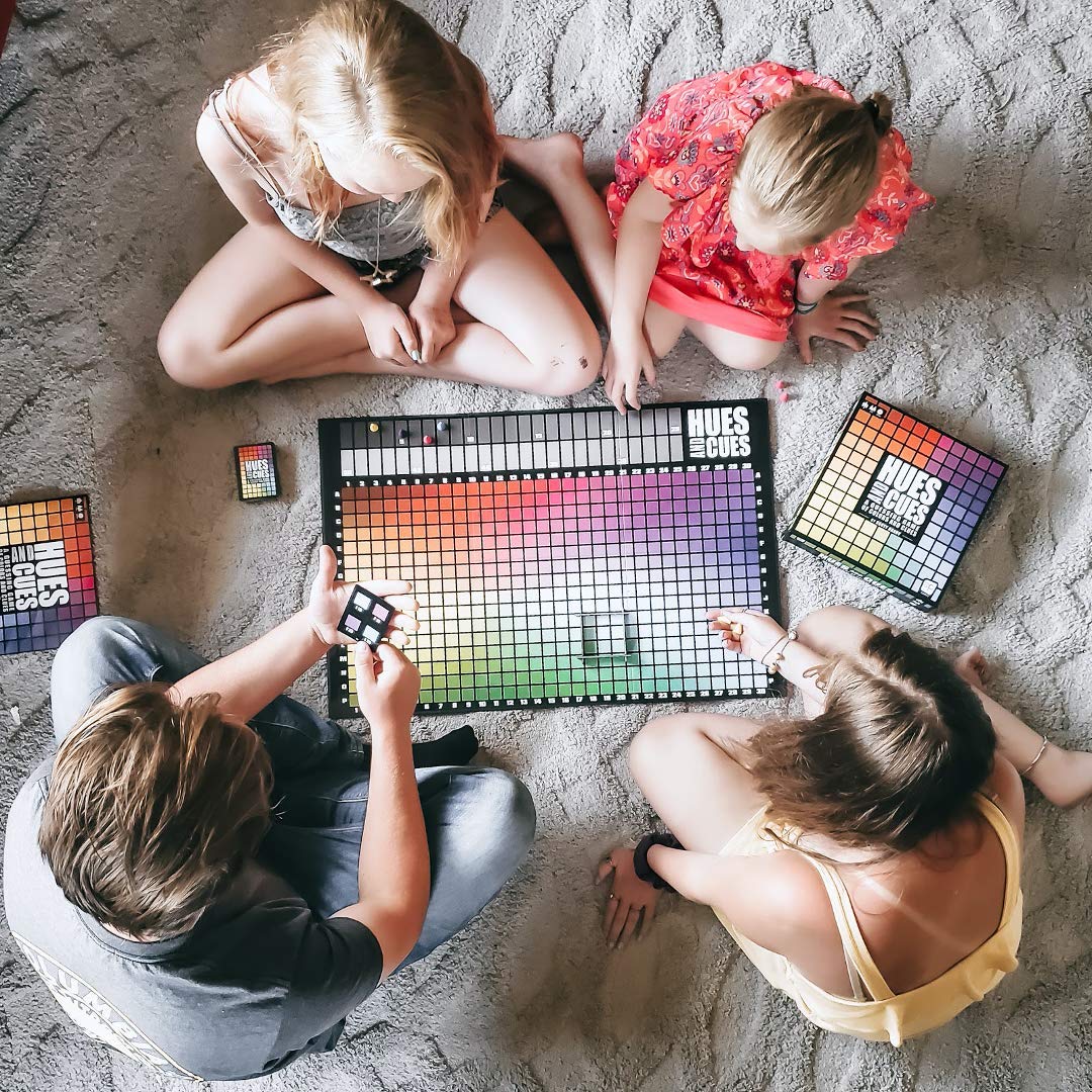 Hues and Cues – Joc de societate pentru seri de familie – Joc de petrecere – The OP Usaopoly – Pentru 3-10 jucători – Versiune în engleză