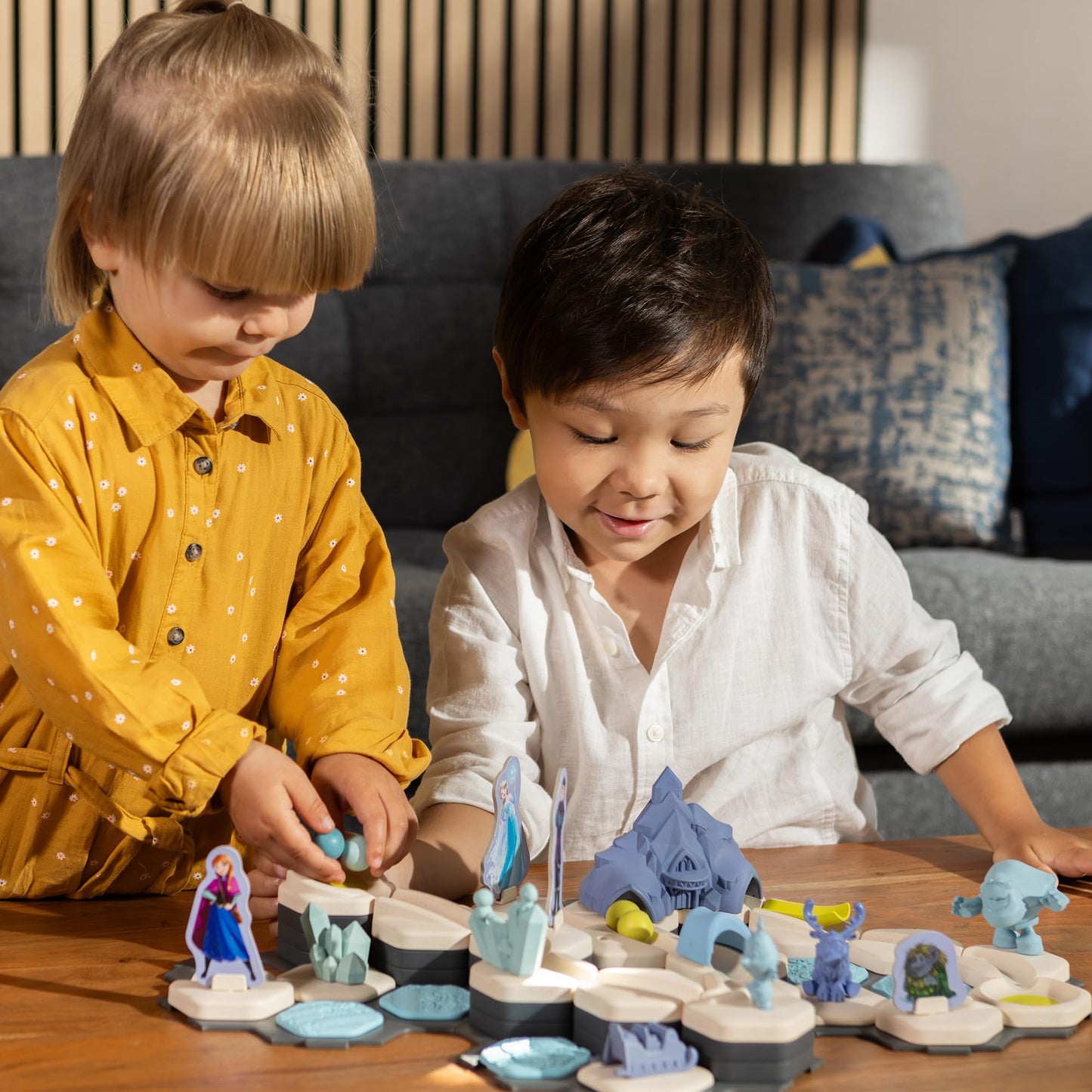 Ravensburger 23861 - GraviTrax Junior Extensie Disney Frozen, Pista cu bile pentru copii de la 3 ani, cu figurine din lumea Eiskönigin, Jucărie pentru 3 ani+