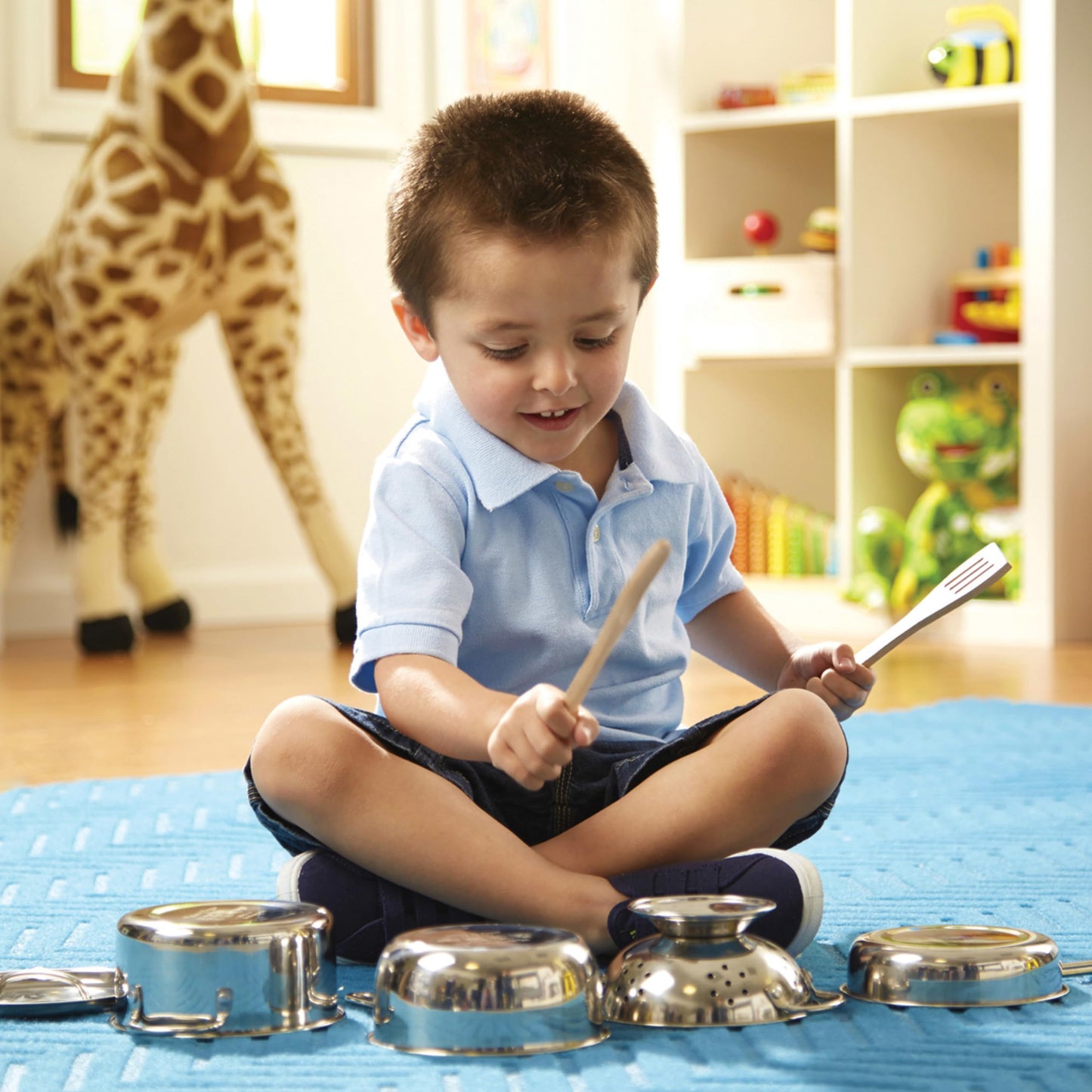 Set de oale din oțel inoxidabil Melissa & Doug, 8 piese, cu sită, oală cu capac, 2 tigăi, lingură de lemn și spatulă, pentru copii de la 3 ani.
